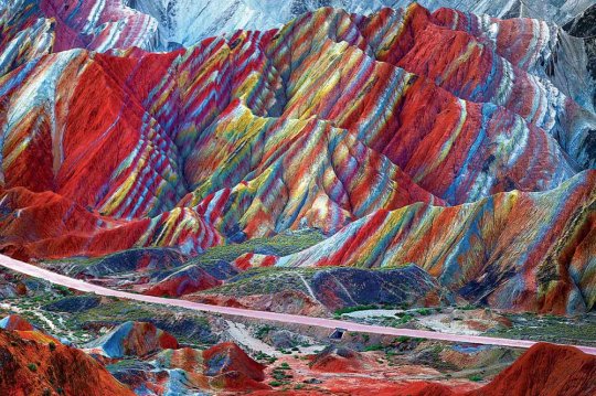 ფერადი მინერალებისგან შექმნილი მთა ჩინეთში