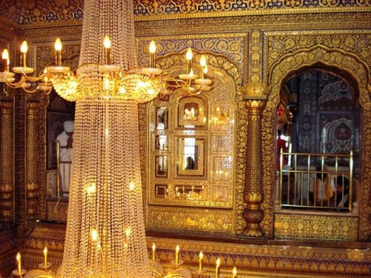 სანთლები ოქროს ტაძარში