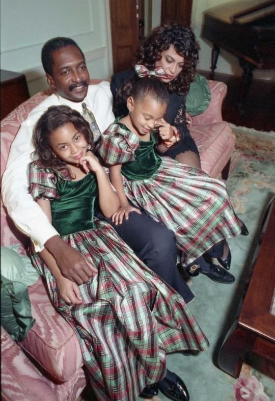 Beyoncé and Solange Knowles with their parents