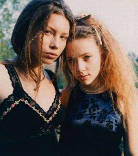 Young Jessica Biel and Scarlett Johansson