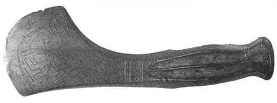 რაჭაში აღმოჩენილი 40 საუკუნის კოლხური ცული სვასტიკის გამოსახულებებით