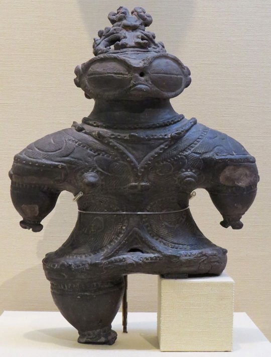 ქვისგან,  დაახ. ძვ.წ. 1000 წელს დამზადებული დოგუ