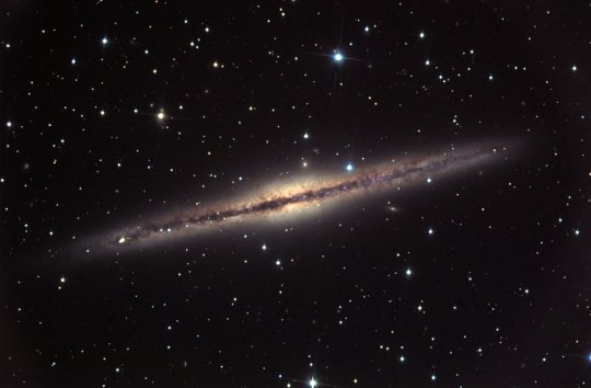 გამოხატულად ბრტყელი (Edge on) გალაქტიკის ნიმუში (NGC 891)