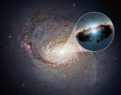 NASA- ს ჰაბლის კოსმოსური ტელესკოპის სურათი Galaxy NGC 1068 მისი აქტიური შავი ხვრელით,  რომელიც ნაჩვენ