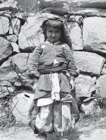 6 წლის აჭარელი გოგო ქვის ჯებირთან (ტორესთან),  სოფელი ადაძეები