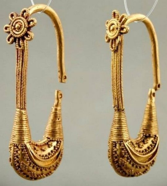 ოქროს კოლხური საყურეები. ვანი. ძვ.წ. IV ს.