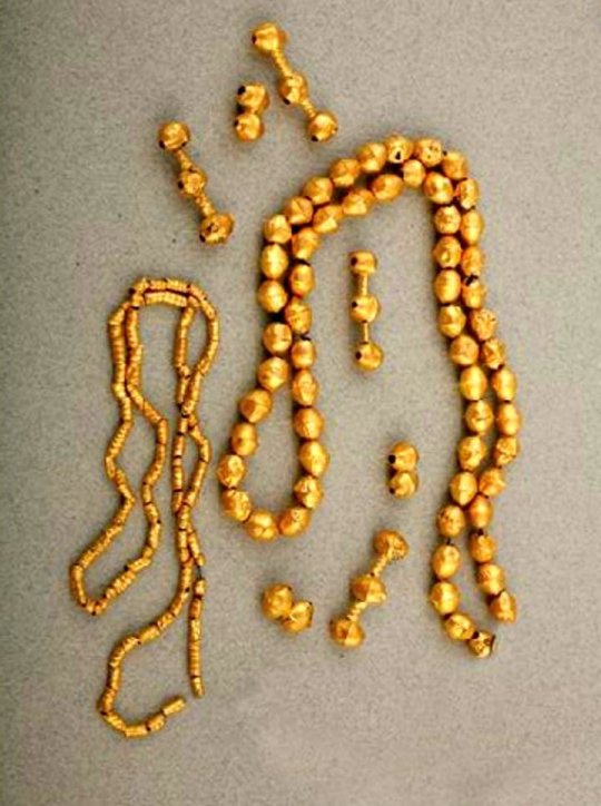 ოქროს კოლხური ყელსაბამები და მძივები. ვანის N9 სამარხი. ძვ.წ. IV ს.