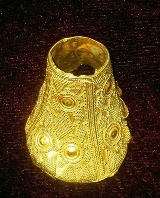 ოქროს კოლხური არტეფაქტი. ძვ.წ. XI ს. აფხაზეთი,  გალი,  თაგილონი.