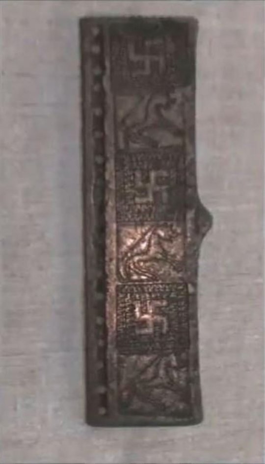 სპილენძის კოლხური ქამრის ბალთა სვასტიკებით. რაჭა,  ბრილი. ძვ.წ. IX ს.
