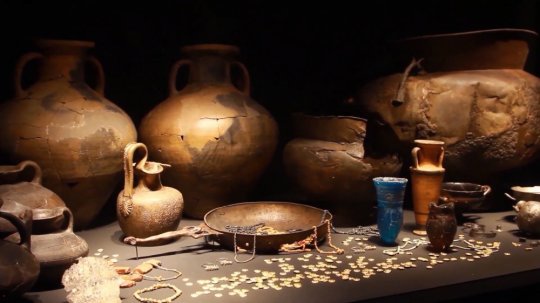 კოლხური არტეფაქტები. აღმოჩენილი ვანში. თარიღდება ძვ.წ. VIII-I საუკუნეებით.