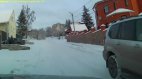 4x4 მოყინულ გზაზე მოცურებული და გადარჩენილი მანქანა