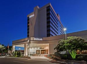 მსოფლიოში ყველაზე ცნობილი სასტუმრო ქსელები:"Hilton Hotels","Cendant  Corporation", "Four Seasons Regent Hotels"