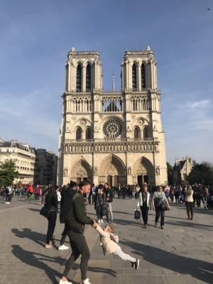 მამა-შვილი იძებნება: პარიზის ღვთისმშობლის ტაძრის ხანძრამდე რამოდენიმე წუთით ადრე გადაღებული ერთერთი ფოტო twitter-ზე ვირუსულად ვრცელდება