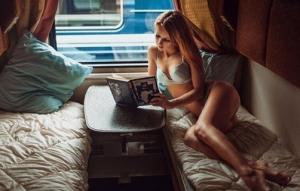 მატარებლის ვაგონებში სასიამოვნო გარეგნობის სუსტი სქესის თანამგზავრები, საინტერესო სურათების დიდი კოლაჟით