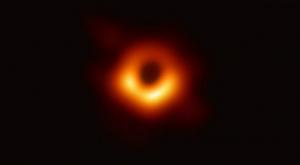 მეცნიერებმა შავი ხვრელის პირველი ფოტო მოიპოვეს სადაც შავი ხვრელის მოვლენათა ჰორიზონტია აღბეჭდილი