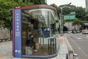 ჭკვიანი ავტობუსის გასაჩერებელი სამხრეთ კორეაში, რომელიც მგზავრებს ტემპერატურას ავტობუსში ასვლამდე უზომავს (ვიდეო)