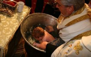 რუმინეთში ნათლობის დროს დამხრჩვალი ბავშვის გამო პეტიცია შედგა