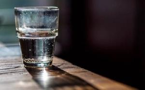 6 მიზეზი, რატომ არ შეიძლება ღამით ჭიქაში გაჩერებული წყლის დალევა