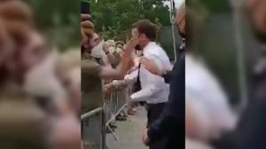 ვიდეო: საფრანგეტში ვიზიტის დროს მამაკაცმა მაკრონის სახეზე დარტმა სცადა