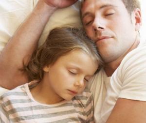 7 მნიშვნელოვანი კითხვა, რომელიც ძილის წინ უნდა დაუსვათ საკუთარ შვილს