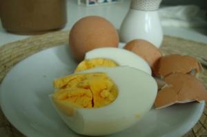 კვერცხი ეფექტურად გაფცქვნის სრულიად განსხვავებული მეთოდი(ვიდეო)