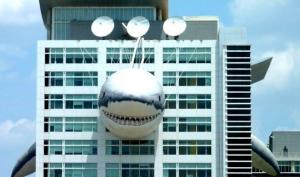 რატომ ამშვენებს DISCOVERY CHANNEL-ის შენობას ზვიგენის ფიგურა?