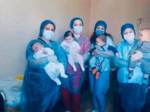 ქუთაისის კლინიკაში 6 თვის კოვიდინფიცირებული ბავშვი მხოლოდ აკვანში იძინებს
