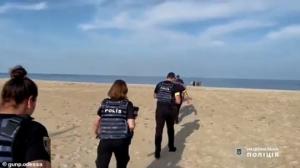 ოდესის პლაჟზე მამაკაცი წყალში ბანაობის დროს ოჯახის თვალწინ აფეთქდა(ვიდეო)