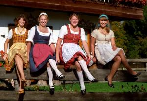 "დირნდლი"-  ქალის  მომხიბვლავი სამოსი გერმანიიდან