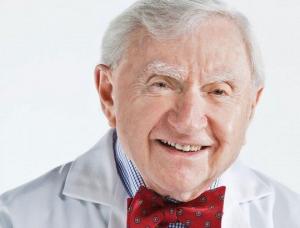100 წლისას პენსიაზე გასვლას არ ჩქარობს: უხუცესი ექიმი დიდხანს სიცოცხლის საიდუმლოს ამხელს