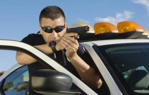 ეს საინტერესოა - რატომ ეფარებიან ამერიკელი პოლიციელები ავტომობილის კარს, თუ ის ტყვიისგან ვერ დაიცავს?