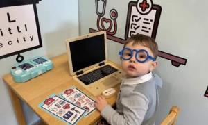 პატარა გენიოსი: 4 წლის ბრიტანელი ბიჭუნა 7 ენაზე საუბრობს