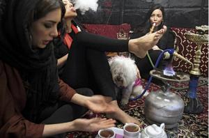 ღამის ცხოვრება ირანში: როგორ ერთობიან ახალგაზრდები ქვეყანაში, სადაც წვეულებები სასტიკად იკრძალება