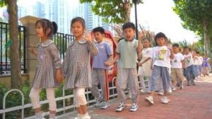 ჩინეთში პირველ კლასში ერთბაშად 12-მა წყვილმა ტყუპმა დაიწყო სწავლა (ვიდეო)