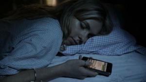 რატომ არის ჯანმრთელობისთვის საზიანო მობილურ ტელეფონთან ახლოს ძილი?