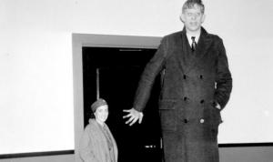 რამდენად გიგანტური იყო რობერტ უოდლოუ, ყველაზე მაღალი ადამიანი ისტორიაში?