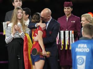ესპანეთის სამეფო ფეხბურთის ფედერაციის ყოფილ პრეზიდენტს 2,5 წლით თავისუფლების აღკვეთა ემუქრება ფეხბურთელი გოგონას იძულებითი კოცნისთვის