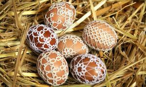 როგორ მივცეთ შეღებილ კვერცხებს მაქმანის ეფექტი?