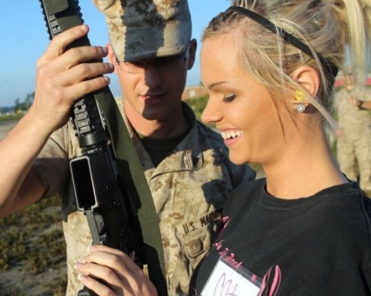 ღია კარის დღე საზღვაო ქვეითების  სამხედრო ბაზაზე ამერიკელი სამხედროების ცოლებისათვის