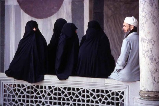 რატომ ყავთ მუსლიმებს 4 ცოლი?