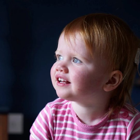 ოპალ სენდი (Opal Sandy) - დაბადებიდან ყრუ გოგონა,  რომელსაც გენური თერაპიით სმენა აღუდგინეს