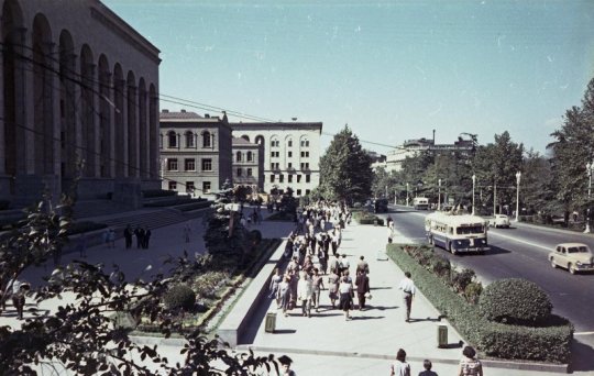 გასეირნება 1950-იანი წლების თბილისში image