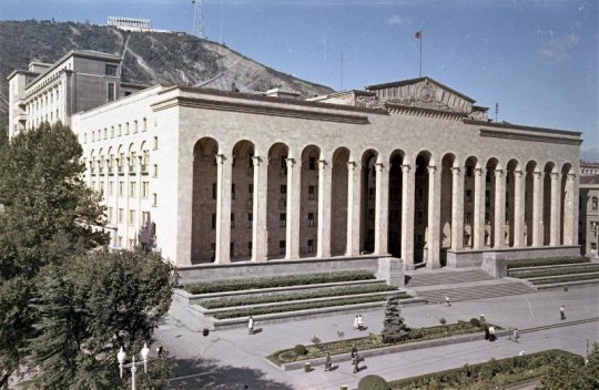 გასეირნება 1950-იანი წლების თბილისში image