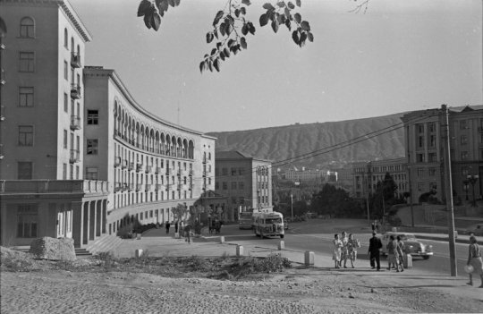 გასეირნება 1950-იანი წლების თბილისში image