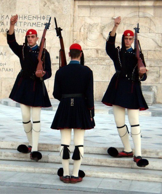 ბერძენი პოლიციელების საპარადო ფორმა