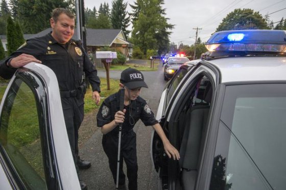 პოლიციის ოფიცერმა უსინათლო პატარას აუხდინა ოცნება, რომ ოდესმე გამხდარიყო პოლიციელი