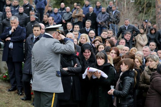 შს მინისტრი გარდაცვლილი პოლიციელის გიორგი ბერუაშვილის დაკრძალვაზე