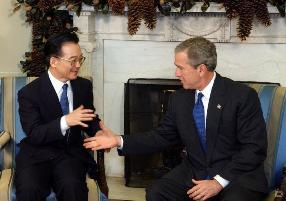 "მოდი დავნიძლავდეთ", ჯორჯ ბუში და ჩინეთის პრემიერი. ფოტო განწყობისათვის.