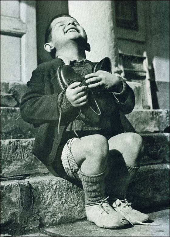 ავსტრიელი ბავშვის გულწრფელი სიხარული,როდესაც ახალი ფეხსაცმელი უყიდეს-1945 წელი
