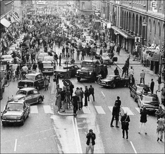 ქაოსი შვედეთში-პირველი დღე მარცხნიდან მარჯვენა  მხარეზე მოძრაობაზე გადასვლის დროს-1967წ.